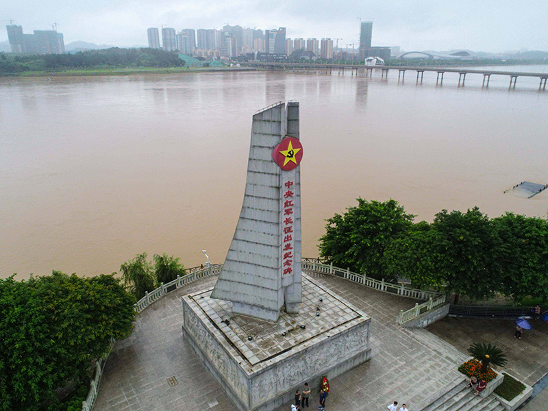 這是位于江西省于都縣的中央紅軍長(zhǎng)征出發(fā)紀(jì)念碑。